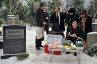 How I Met Your Mother – Nach der Silvesterfeier besucht Marshall (Jason Segel, l.) das Grab seines Vaters und versucht die Erinnerung an ihn mit einem traditionellen Picknick am Leben zu halten. Wird dabei aber leider gestört ...