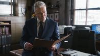 Elementary – Gregson (Aidan Quinn) sieht verzweifelt mit an, wie sein Team mit ihrem schwersten Fall zu kämpfen haben ...