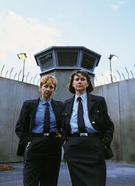 Hinter Gittern - Der Frauenknast – Claudia Loerding als stell. Leiterin Jutta Adler (re.) und Judith von Radetzky als Silke Jakoby