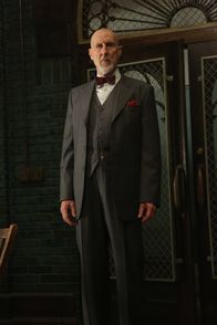 American Horror Story – Dr. Arden (James Cromwell) hat eine schockierende Begegnung im Kellergewölbe der Klinik ...