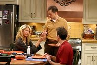 Two and a Half Men – In einer Tiefgarage treffen Charlie (Charlie Sheen, r.) und Alan (Jon Cryer, M.) auf die psychisch labile Frankie (Jenna Elfman, l.). Da Frankie behauptet, keine Bleibe zu haben, darf sie sofort bei den beiden einziehen ...