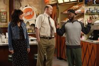 Superior Donuts – Als Nadine im Laden auftaucht und mit Franco alleine sprechen will, können Randy (Katey Sagal, l.), Tush (David Koechner, M.) und Sweatpants (Rell Battle, r.) ihre Neugierde einfach nicht zügeln und hören schließlich etwas, was nicht nur Francos Leben für immer verändern wird ...