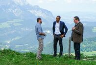 Watzmann ermittelt – Ein Wanderer (Alexander Vitzthum, l.) behauptet am Tatort gegenüber Jerry Paulsen (Peter Marton, M.) und Benedikt Beissl (Andreas Giebel, r.), dass jemand den alten Mann in eine Schlucht stürzen wollte.