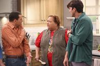 Two and a Half Men – Berta (Conchata Ferrell, M.) ist nicht begeistert von Walden (Ashton Kutcher, r.) und Alans (Jon Cryer, l.) Plan zu heiraten. Doch wird sie die beiden noch umstimmen?
