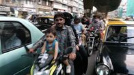 Abenteuer Straße – Viele Menschen und Fahrzeuge tummeln sich auf den Straßen Indiens, was oft zu Konfrontationen führt. Neben Bussen und Autos, gibt es auch Tuk-Tuks und Fahrräder: Eine Kakophonie unablässigen Hupens.