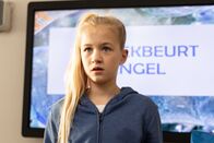 Engel - Wenn Wünsche wahr werden – Engel (Liz Vergeer) ist aufgeregt. Sie muss vor der Klasse einen Vortrag halten.