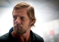 Der letzte Bulle – (4. Staffel) - Mick Brisgau (Henning Baum) hält sich seit Monaten im Wald versteckt - nur seine Vertraute, die Uschi, weiß, wo er ist - und verrät schließlich Andreas das Versteck. Da gelingt es Andreas, wozu sich kein anderer Kollege imstande fühlt, den "letzten Bullen" seiner abgelegenen Hütte zu locken ...