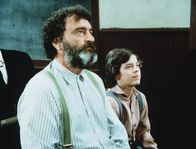 Unsere kleine Farm – Mr. Edwards (Victor French, l.) und Matthew (Jonathan Hall Kovacs, r.) erwarten gespannt das Urteil im Sorgerechtsprozess um den Jungen.