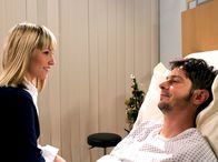 In aller Freundschaft – Annelie Schulte (Maxi Warwel) besucht Franz Reuter (Michael Baral) nach seiner erneuten Operation in der Sachsenklinik. Nachdem er die heikle OP nur knapp überstanden hat, stellt sich Annelie ihren Gefühlen.