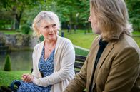 Sturm der Liebe – Helene (Sabine Werner, l., mit Erich Altenkopf, r.) ist von Andrés Verhalten verunsichert. ARD/Christof Arnold