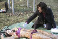 Castle – Eine Studentin (Vanessa Motta, l.) wird tot aufgefunden und Lanie Parish (Tamala Jones, r.) versucht ihre Todesursache herauszufinden.