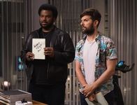 Ghosted – Suchen verzweifelt nach einem Weg, Ava und dem Team zu beweisen, dass sie für die Organisation wertvoll sein können: Leroy (Craig Robinson, l.) und Max (Adam Scott, r.) ...