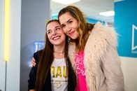 Bettys Diagnose – Von links: Sofia Abbas (Kiara Brunken) und Elisabeth "Betty" Hertz (Henrike Hahn)