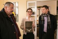 Die Rosenheim-Cops – Weil sie einen Versicherungsbetrug ihres toten Chefs gedeckt hat, gerät Theresa Lombardi (Daniela Kiefer, M.) ins Visier der Kommissare Hansen (Igor Jeftić, r.) und Hofer (Joseph Hannesschläger, l.).