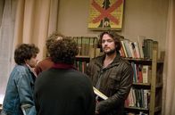 Weissensee – Die Bürgerrechtler der Umweltbibliothek sind zu einem wichtigen Zentrum der oppositionellen Bewegung geworden, zu der auch Pfarrer Robert Wolff (Ronald Zehrfeld, r.) gehört. Der Pfarrer ahnt nicht, dass Falk von Nicoles behindertem Sohn Thomas (Max Hegewald, l.) Angaben über die nächste illegale Aktion erpresst hat.