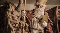 Heimatleuchten – Hofbesuch vom heiligen Nikolaus und seinen "Kramperl" in Öblarn in der Steiermark.