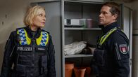 Notruf Hafenkante – Melanie (Sanna Englund) und Mattes (Matthias Schloo) durchsuchen den Keller des Verbindungshauses, finden aber keine Hinweise.