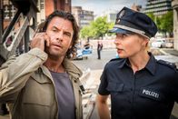 Notruf Hafenkante – Der Action-Darsteller Tim Schneider (Stephan Luca, l.), der Melanie (Sanna Englund, r.) und Mattes auf ihren Einsätzen begleitet, mischt sich mehr in deren Arbeit ein, als den Polizisten lieb ist.