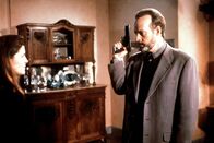 Diagnose: Mord – Der Psychiater Dr. Reed (Dwight Schultz, r.) bedroht seine Patientin Barbara (Kimberlin A. Brown, l.), die entdeckt hat, dass er seine Frau umgebracht hat.