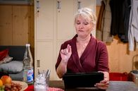 Sturm der Liebe – Helene (Sabine Werner) kann nicht widerstehen, sich um "Chantal 2.0" zu kümmern.