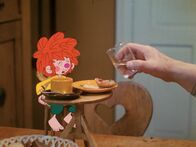 Meister Eder und sein Pumuckl – Pumuckl beim Frühstück.