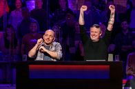 Wer weiß denn sowas? – Rateteam-Kapitän Bernhard Hoëcker (l.) und der Comedian Markus Krebs (r.) bilden ein Rateteam.