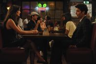 How I Met Your Mother – Als Robin (Cobie Smulders, l.) herausfindet, dass Ted (Josh Radnor, r.) Barney eine Art Robin-Grundkurs gegeben hat, stellt sie die beiden zur Rede. Daraufhin erkennen sie, dass dieser Kurs eine Dummheit war ...