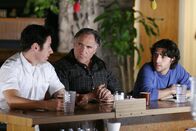 Numb3rs - Die Logik des Verbrechens – Gehen den Fall von Finn Montgomery noch einmal durch: Don (Rob Morrow, l.), Charlie (David Krumholtz, r.) und Alan (Judd Hirsch, M.) ...