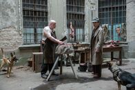 Babylon Berlin – Eine Prostituierte gibt Gereon Rath (Volker Bruch, re.) neue Hinweise. Auf der Suche nach ihr begegnet er Hundejustav (Georg Blumreiter).