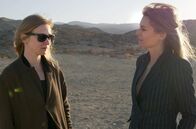 Ist das Kunst? – Alicja Kwade (li.) und Silke Hohmann (re.) im Gespräch über das Werk „Desert X“ in der Wüste Kaliforniens