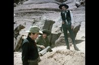 Mackenna's Gold – Marshal Sam Mackenna (Gregory Peck, li.) lässt sich von Schwerverbrecher John Colorado (Omar Sharif, re.) und seinen Gesellen nicht einschüchtern.