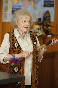Community – Frauenpower: Professorin June Bauer (Betty White) ...