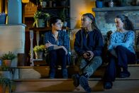 Charmed – (v.l.n.r.) Mel Vera (Melonie Diaz); Mikaela (Lucy Barrett); Maggie Vera (Sarah Jeffery)