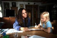 Frühling – Katja Baumann (Simone Thomalla, l.) versucht das Vertrauen der verhaltensauffälligen Mathilda (Nele Richter, r.) zu gewinnen.