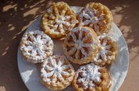 Zu Tisch ... – Die mit Ricotta gefüllten Baci Panteschi sind eine beliebte Nachspeise auf Pantelleria.