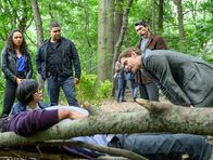 Prodigal Son - Der Mörder in Dir – (v.l.n.r.) Dani Powell (Aurora Perrineau); Dr. Edrisa Tanaka (Keiko Agena); JT Tarmel (Frank Harts); Malcolm Bright (Tom Payne); Gil Arroyo (Lou Diamond Phillips)