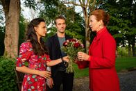 Inga Lindström: Die andere Tochter – Jette (Paula Schramm, l.) schenkt ihrer leiblichen Mutter Lilemor Borgen (Marion Kracht, r.) das erste Mal Blumen zum Muttertag. Steffen (Max Woelky, M.), der Anwalt der Familie Borgen, hat sie zur Party begleitet.