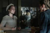 Terra X: Ein Tag in... – Elli Goebel (Henrike von Kuik,l.) auf der Suche nach ihrer Schwester. Erst mit der Einrichtung des zentralen "Suchdienstes für Vermisste Deutsche in der Sowjetischen Besatzungszone Deutschlands" werden systematische Suchaktionen möglich.
