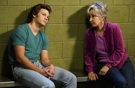 Young Sheldon – Georgie Cooper (Montana Jordan, l.); Connie "Meemaw" Tucker (Annie Potts, r.)