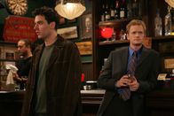How I Met Your Mother – Bei einem gemeinsamen Bar Besuch mit Barney (Neil Patrick Harris, r.) lernt Ted (Josh Radnor, l.) die hübsche Fernsehreporterin Robin kennen und ist wie verzaubert von ihr ...