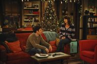How I Met Your Mother – Während Robin (Cobie Smulders, r.) einen neuen Job bekommt, beginnt Ted (Josh Radnor, l.) als Trauzeuge mit den Vorbereitungen für die Hochzeit seines alten Freundes Punchy ...