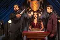 Charmed – (v.l.n.r.) Godric (Nathan Witte); Maggie Vera (Sarah Jeffery); Parker (Nick Hargrove)