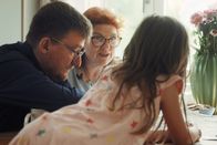 NZZ Format – NZZ Format Eltern dank Eizellspende – Fürs Wunschkind ins Ausland Familie aus dem Film / Screenshot Copyright: SRF/NZZ Format