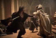 Die drei Musketiere - D'Artagnan – D'Artagnans (François Civil, l.) erste Begegnung mit den Musketieren endet in einem Kampf gegen Aramis (Romain Duris). Keiner von ihnen ahnt, dass dies der Grundstein für eine ungewöhnliche Freundschaft zwischen den vier Männern sein wird.