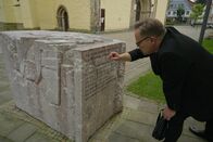 Mythos - Die größten Rätsel der Geschichte – Tödlicher Verdacht: Menschen, die beschuldigt wurden, Hexen oder Werwölfe zu sein, fielen der Inquisition zum Opfer. Überall im westfälischen Lemgo gibt es Hinweise auf diese Zeit. Hier der Historiker Dr. Utz Anhalt am Gedenkstein für eine Hexe.