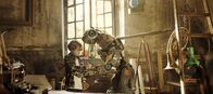 Robo – Mitja (Daniil Muraviyov-Izotov) freundet sich mit dem getürmten Rettungsroboter Robo an und versteckt ihn auf dem Dachboden.