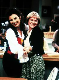 Die Nanny – Fran (Fran Drescher, li.) will für Maggie (Nicolle Tom) eine Party für die Debütantinnen und ihre Mütter, das heißt für die komplette New Yorker High Society, veranstalten.