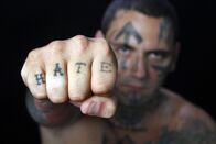 Hass auf der Haut – Bryon Widner wurde mit 14 Jahren Rechtsextremist. Das war 1991. 16 Jahre lang gehörte er verschiedenen amerikanischen Neonazi-Organisationen an. Unter anderem war er bei den "Outlaw Hammerskins", der "Blood and Honour"-Bewegung und dem "Vinlander Social Club".