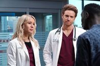 Chicago Med – Gespräch mit dem Sohn eines Patienten: Kirsten Hager als Dr. Stevie Hammer, Nick Gehlfuss als Dr. Will Halstead (m.)