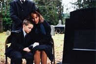Stephen King's Riding the Bullet – Jean Parker (Barbara Hershey, r.) und ihr Sohn Alan (Jackson Warris, l.) haben den Tod des Ehemannes und Vaters nie überwunden. 20 Jahre später gerät Alan in die Situation entscheiden zu müssen, wer weiterleben darf: die Mutter oder er selbst ...